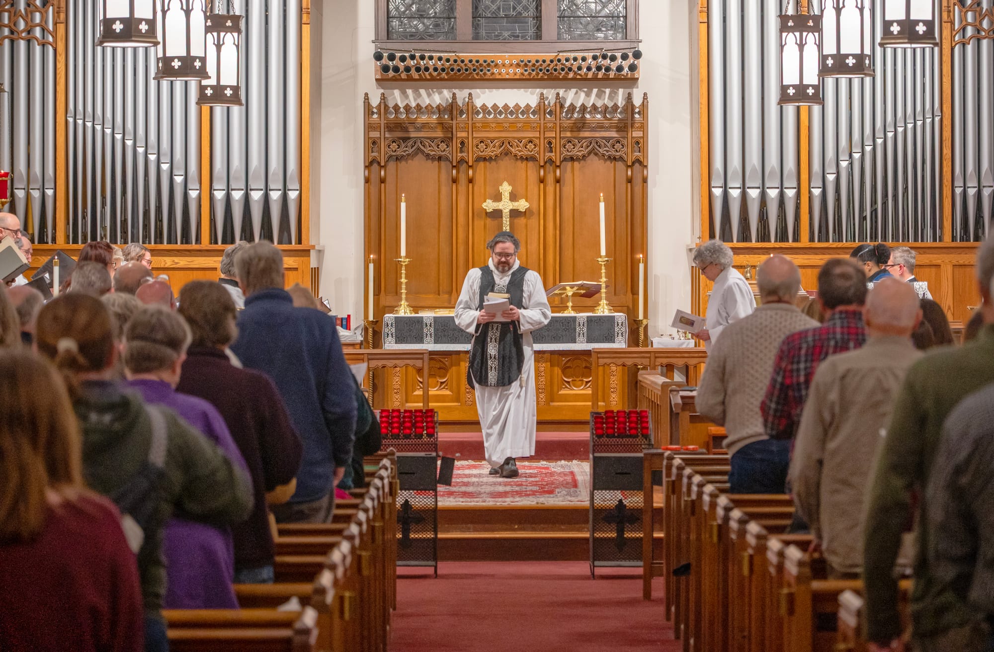 Grand Haven faith community gathers to grieve victims of ICE