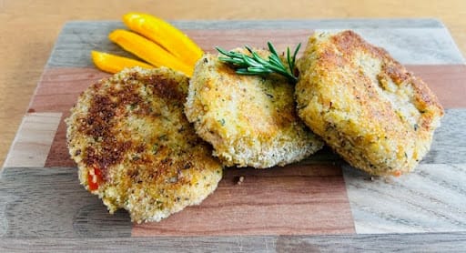 Pen & Pantry: Crispy seared salmon cakes (and a few Lake Michigan salmon facts) post image